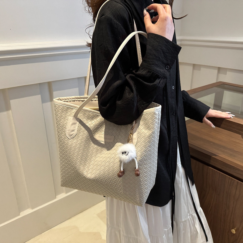 New Free Delivery Designer Shoes By 2025 Fashionable And High Quality Small Plaid Large Capacity Tote For Women 2024 Commuter Women's Single Shou