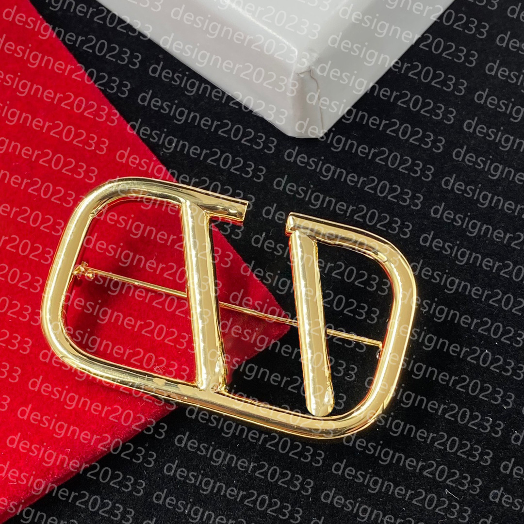 Brooch designer brooch luxury broche Letter solid colour design jewellery temperament versatile style brooch dinner wear is very great Three colours very nice