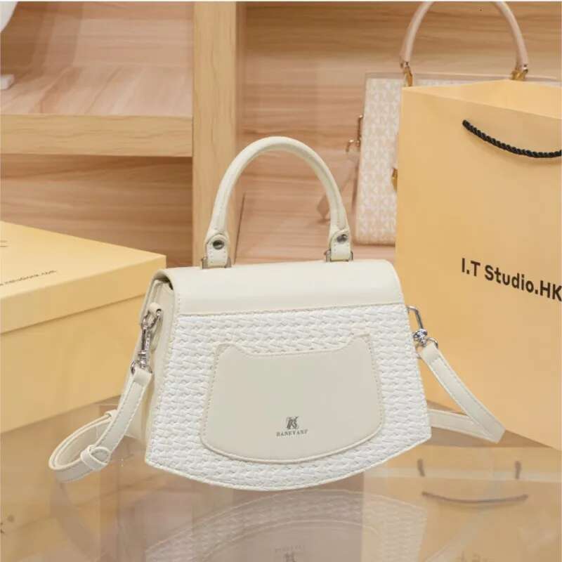Women's 2024 New Autumn And Winter Brand Shoulder Crossbody Bag, High-End Texture, Light Designer Handbag