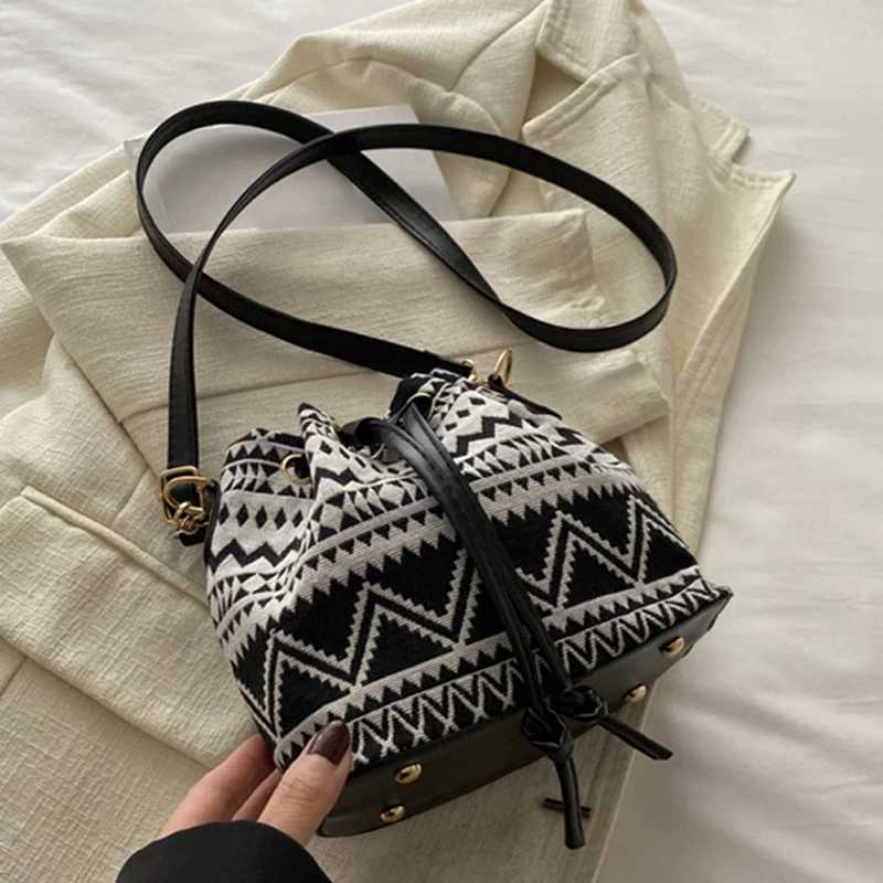 Fashionable retro new casual single shoulder ethnic style cross body suction bag W250421