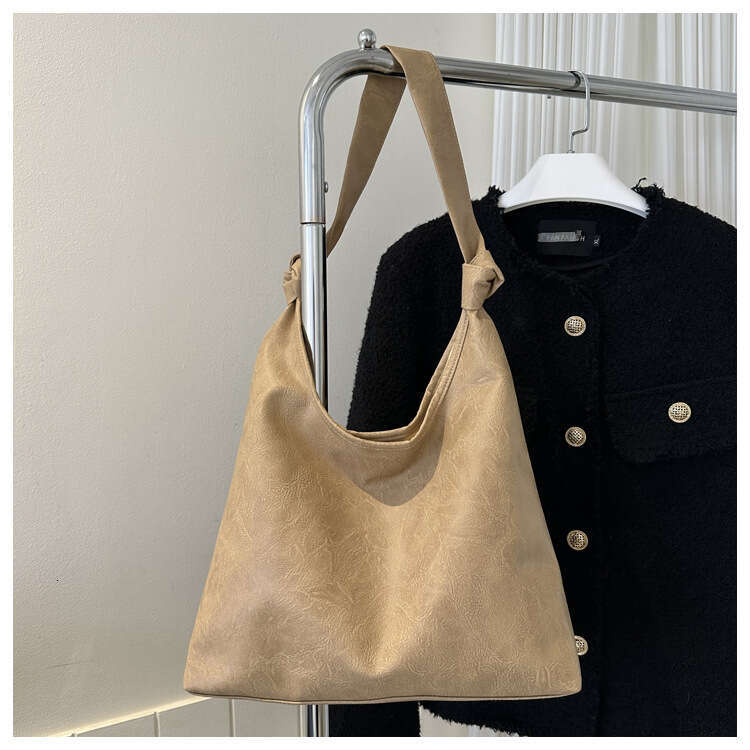 European and American fashion high-quality retro women's winter item niche design PU single shoulder underarm bag 2025 temperament versatile new 