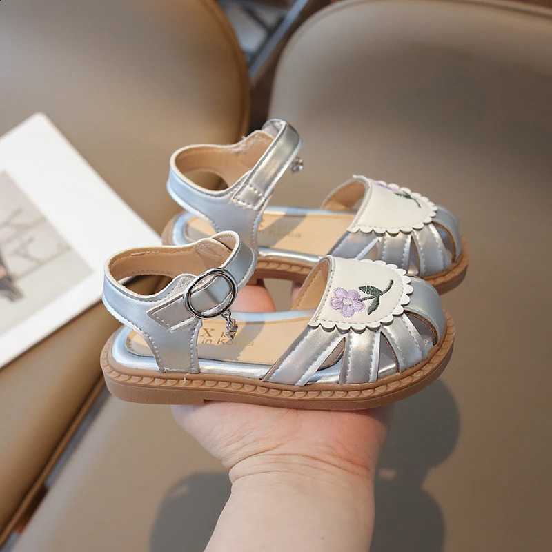 Girl Leather Princess Sandals Summer Casual Retro Barefoot Embroidered Flower Soft Bottom Half Sandals 250424