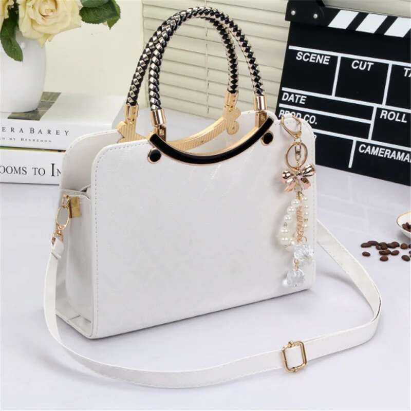 2024 New Simple Shells Leather Handbag Famous Brands Designer Female Tide Knitting Shoulder Women Messenger Bag