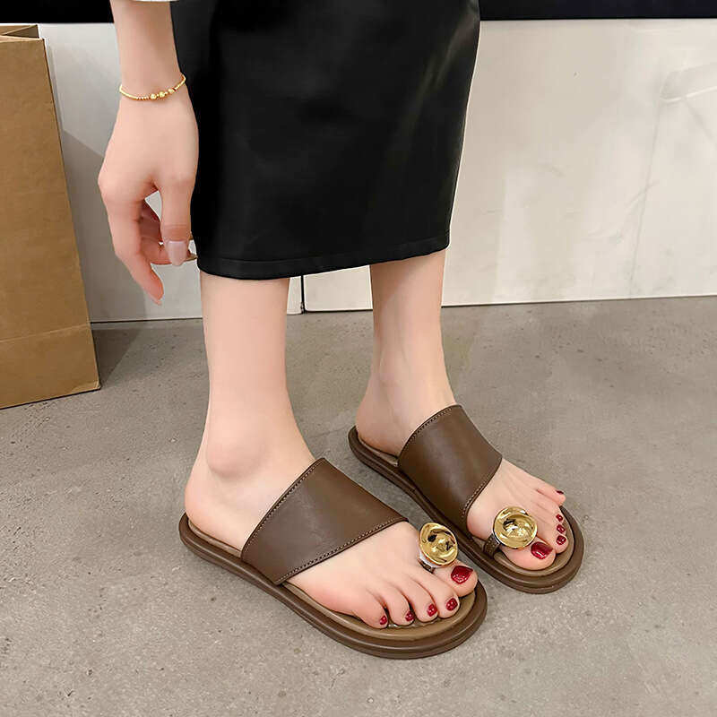 A niche metal toe women's outdoor wear in spring and summer, new straight bottomed one line sandal for beach sandals
