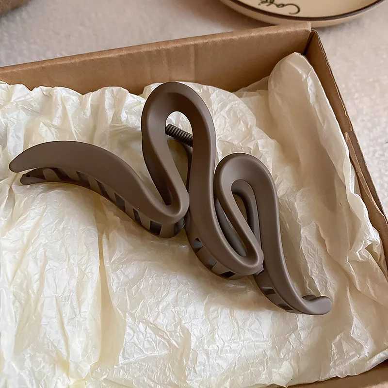 Solid color acrylic frosted wave hair claws suitable for women easy to understand shark clip on the back French temperature hair accessoriesT250425