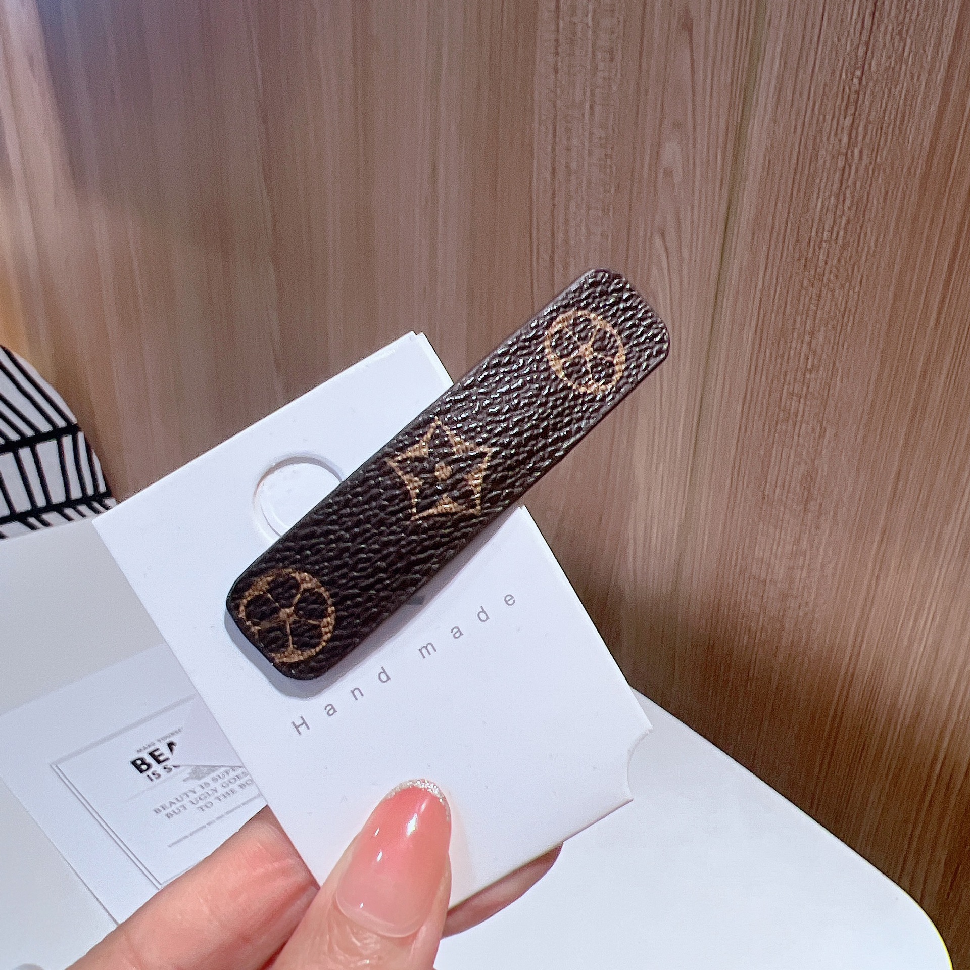 Printed Bangs French Side Seamless Luxurys designer Fashion style Rhinestone Hairpin Forehead Accessory Elegant Broken Clip Hair Ornament 2026