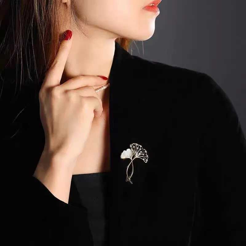 Retro Elegant Ginkgo Leaf Brooches For Women Fashion Rhinestone Flower Plant Lapel Pins Wedding Party Corsage Bijoux De Luxe J251125
