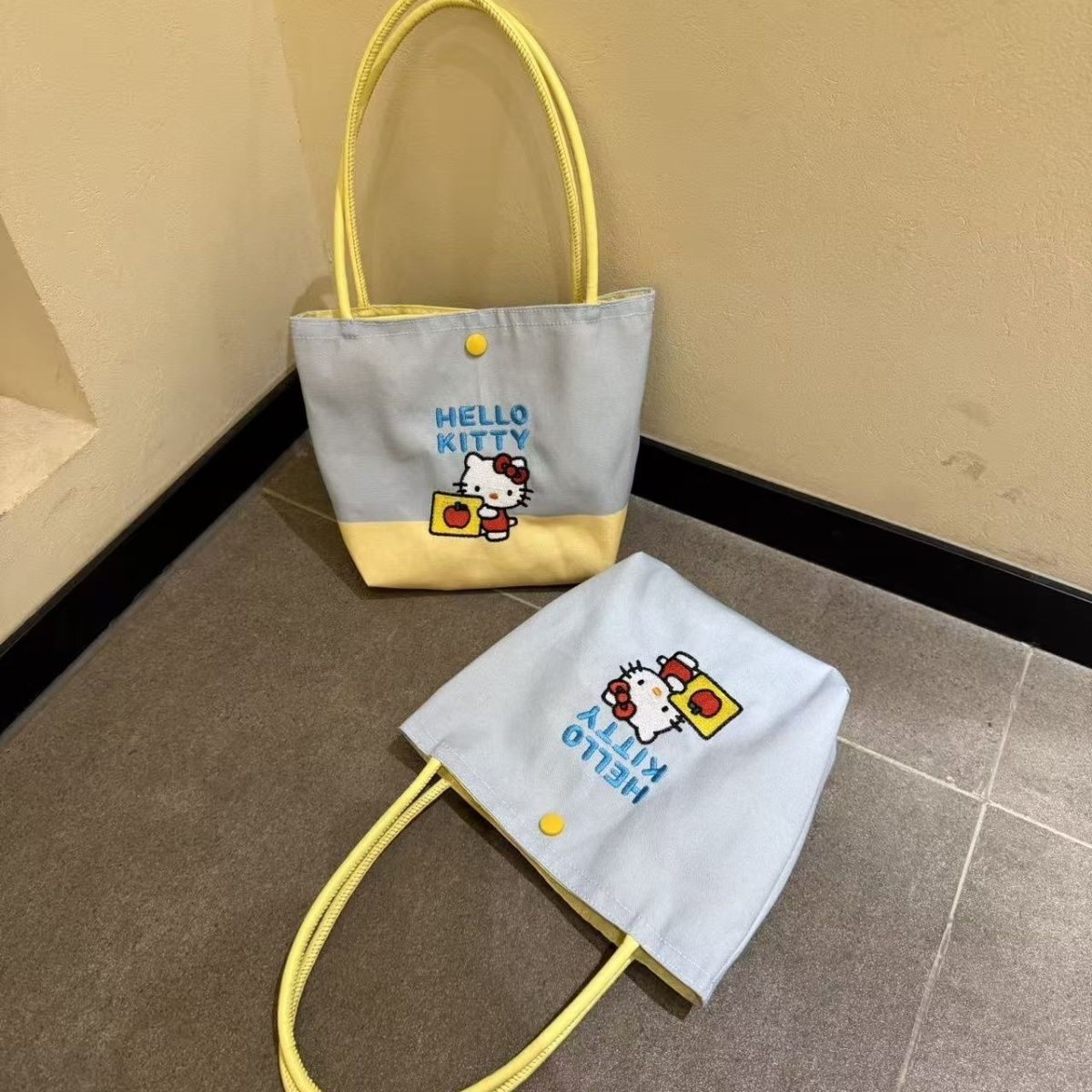 The new giant cute and versatile high-value cream kitty handbag large-capacity going out shopping bag female MINISO