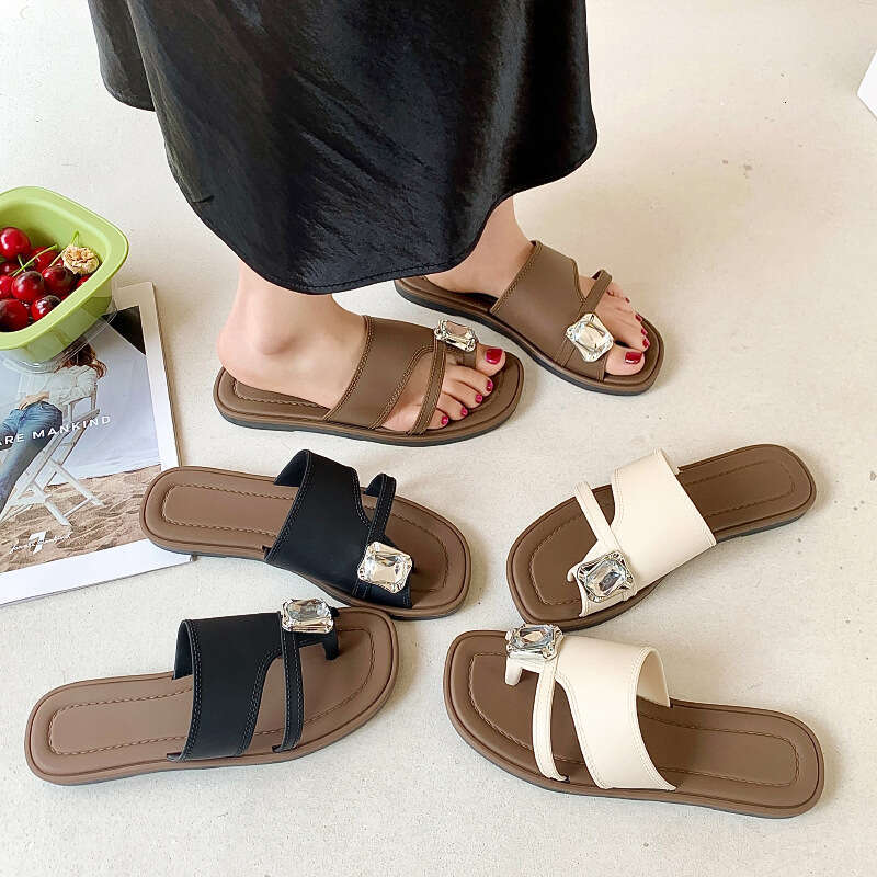 New minimalist style open toed flat sandals with ins style, versatile leisure vacation, wearing a toe cover outdoor activities, cool slippers for summ