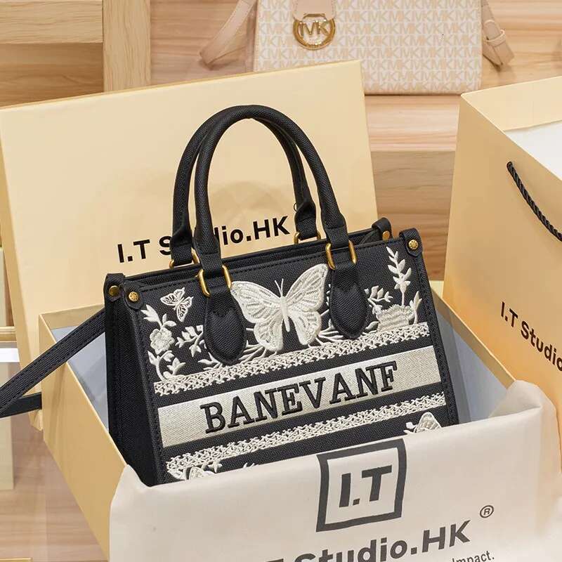 Brand Designer Women's Handbag For Autumn And Winter 2025, New High-End Single Shoulder Crossbody Bag With Large Capacity
