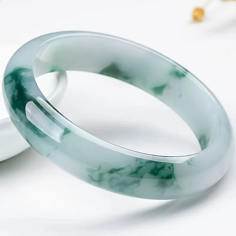 Ice Glutinous Rice Bracelet on White Background Round Classic Fashion Womens Jewelry 250424