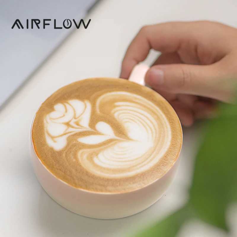 AIRFLOW Ceramic Coffee Cup Professional Embossed Latte Cup 240ml With Handle Milk Tea Cup Latte Espresso Vintage Coffee Mug Y251125