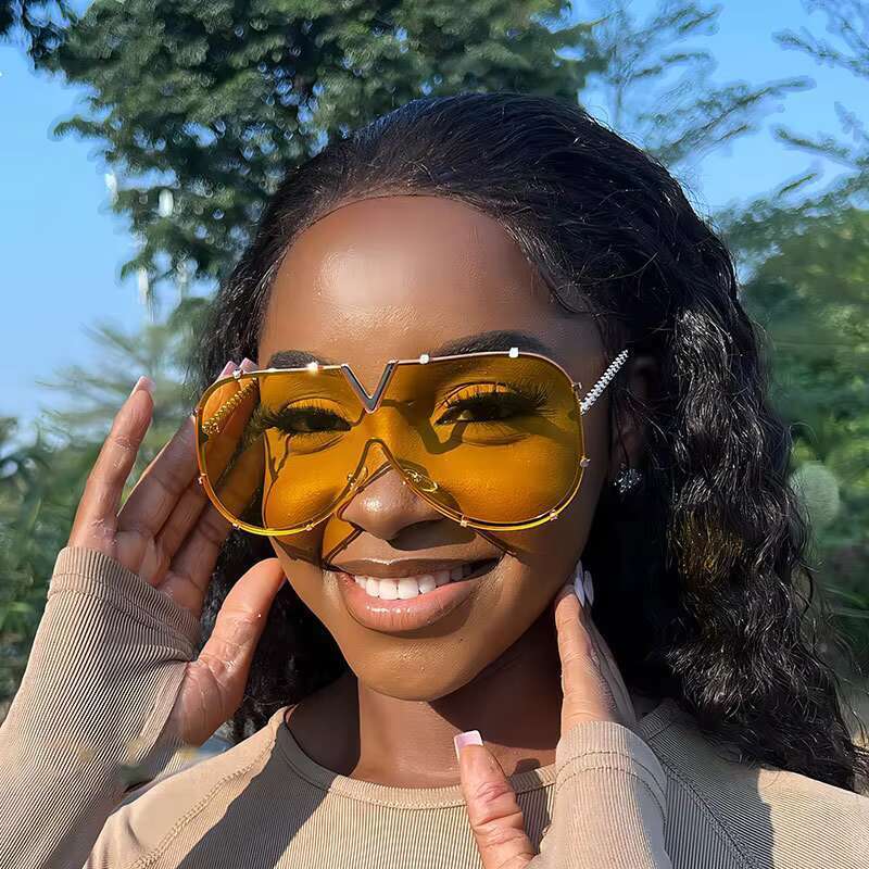 Fashion Designer Sunglasses Women Elegant Golden Frame Eyewear for Female Outdoor Activities with Solar Defense