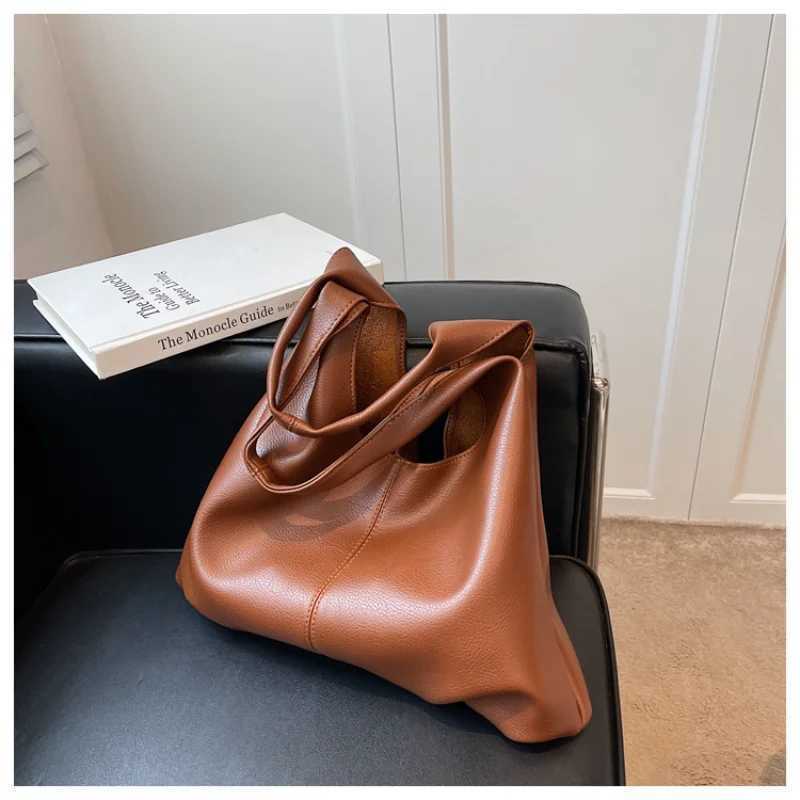 Womens handbag 2024 fashionable casual womens PU leather handbag retro large capacity shoulder bag simple underwear bag W250425
