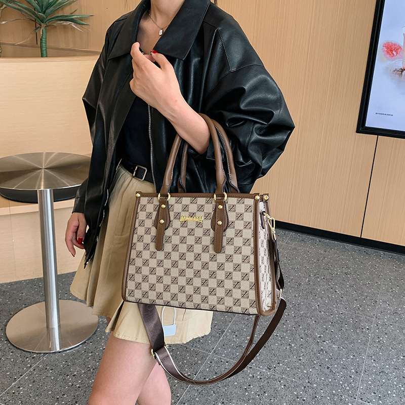 New Free Delivery Designer Shoes By 2025 Printed For Women, Autumn New Trendy Temperament, Shoulder Bag, Letter Style, Contrasting Color, Crossbody Ba