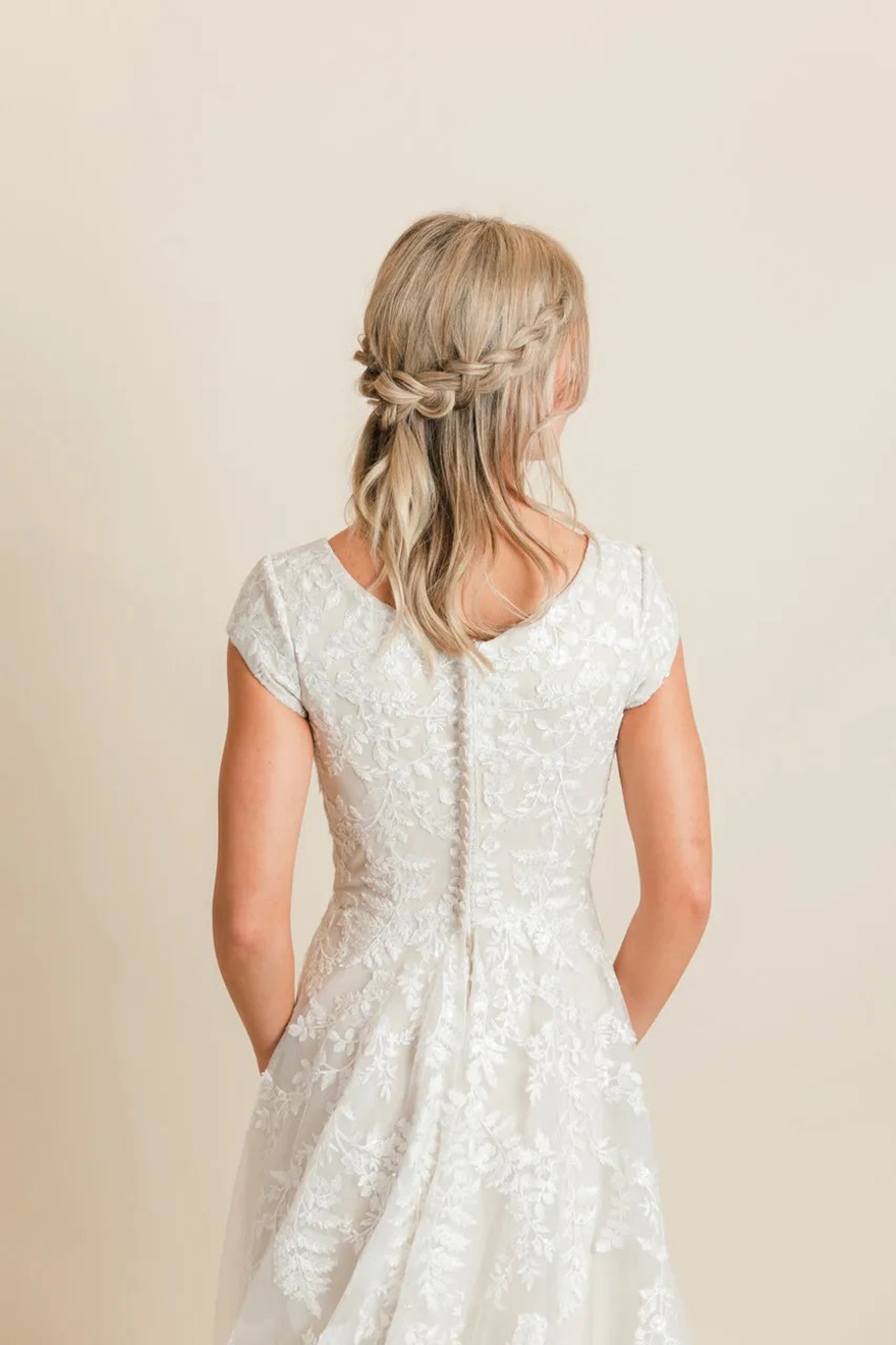 Vintage Lace Modest Wedding Dresses Cap Sleeves V Neck Buttons Back Short Sleeves Country Western Modest Bride Dress Couture Custom Made