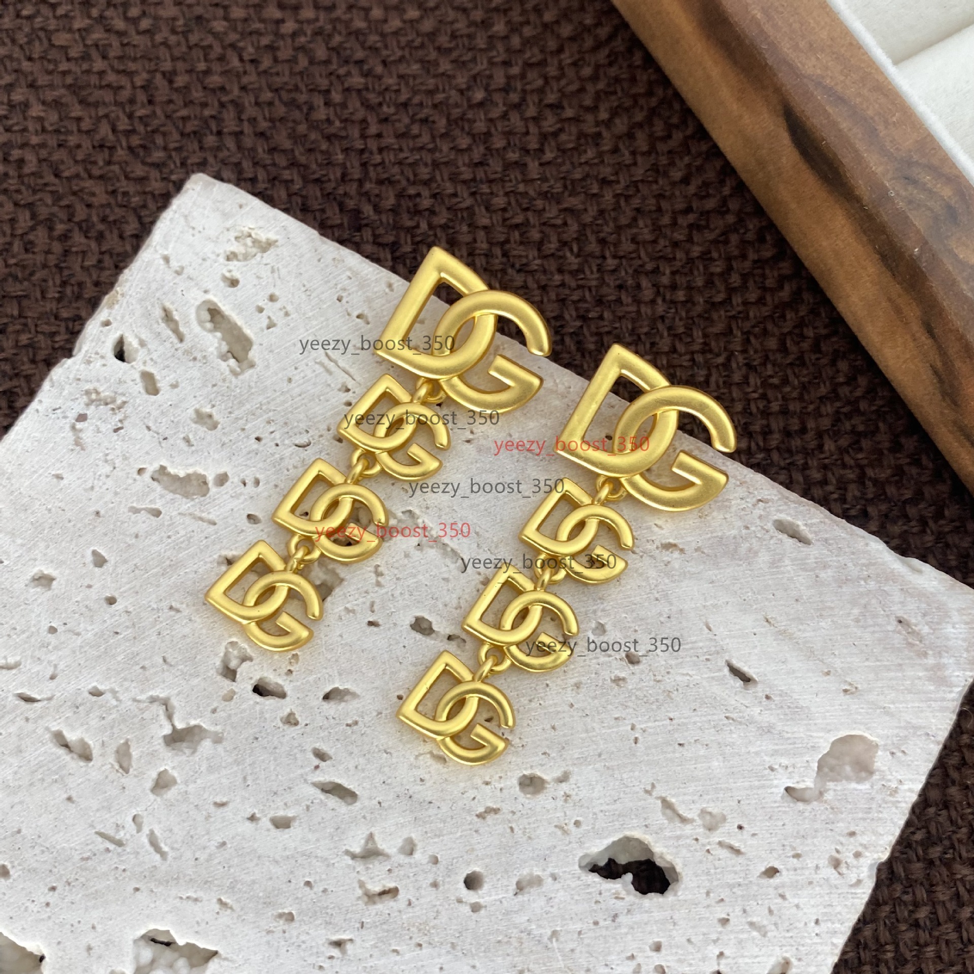 New Arrival Retro DG Letter Earrings Stylish Gold Bold and Unique Vintage Jewelry Birthday Anniversary Gift European and American dg dolce gabbanas Style Jewelry