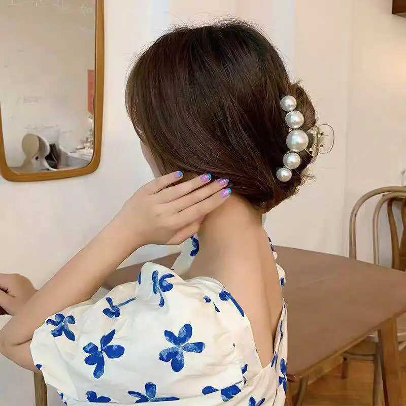 Elegant large pearl hair clip womens back spoon curly shark clip 1 pieceT250425