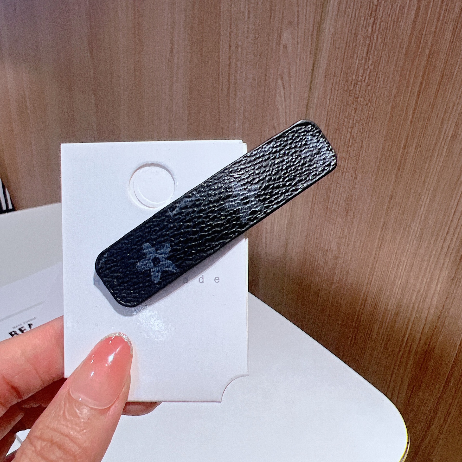 Printed Bangs French Side Seamless Luxurys designer Fashion style Rhinestone Hairpin Forehead Accessory Elegant Broken Clip Hair Ornament 2026