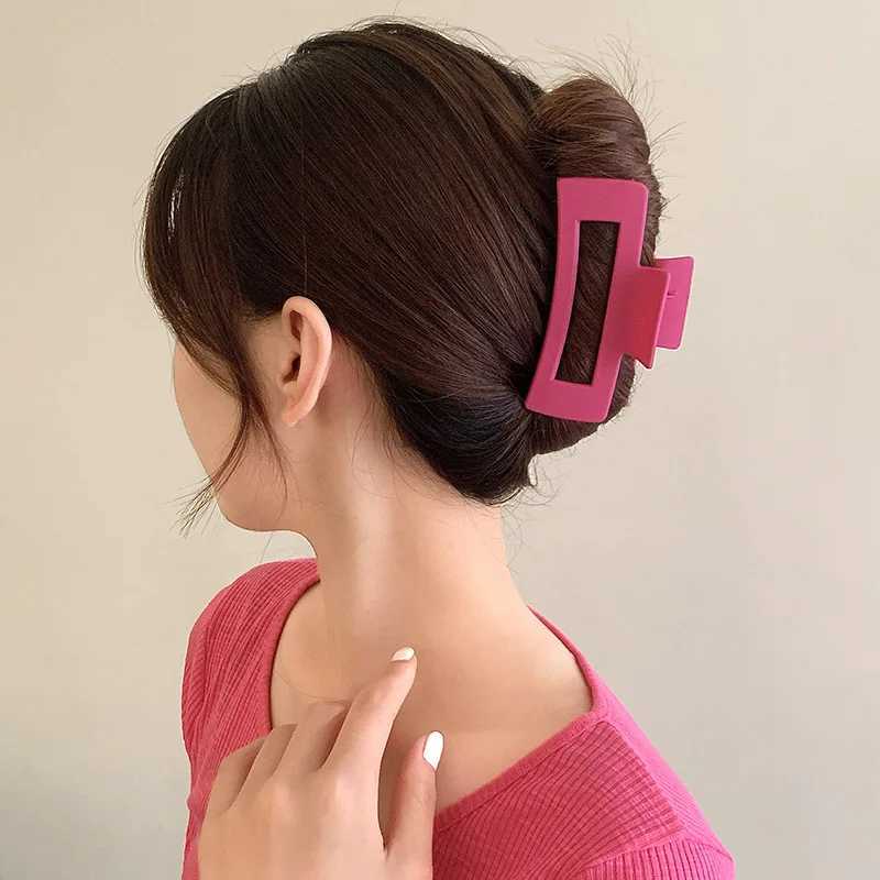 A set of 8 plastic hair clips including large hair clips simple hair clips and female hair accessories toolsT250425