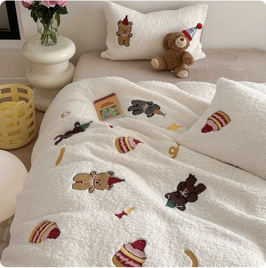 Christmas winter coral fleece thickened and warm bedding set 4pcs/set Childish and cute soft duvet cover and bed sheet students supplies Y251126