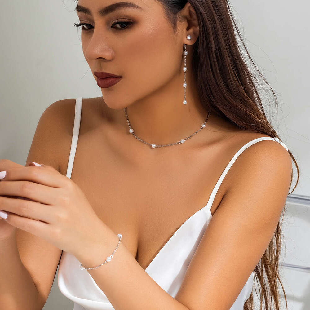Jewelry French imitation pearl necklace, feminine and minimalist metal collarbone chain set