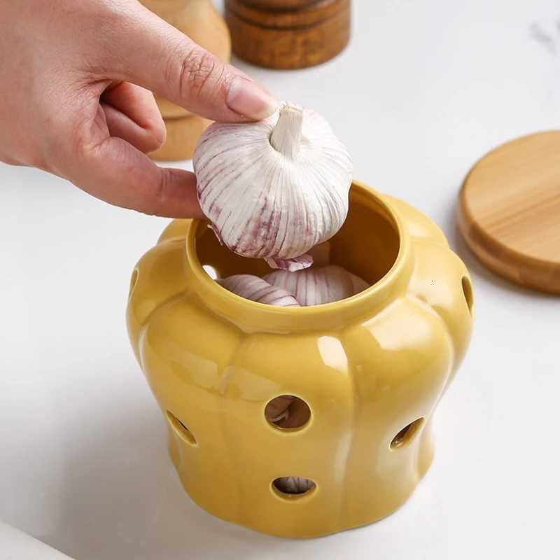 Pumpkin Jar with Lid Hollow Out Kitchen Ventilation Storage Tank Durable Ceramic Garlic Ginger Dried Chili Pepper Storage Jars Y251126