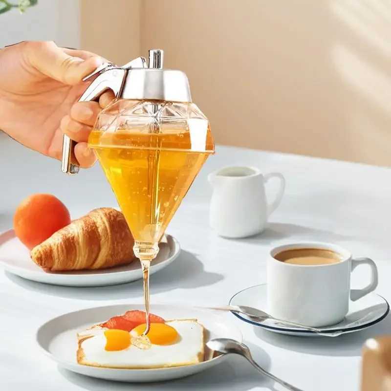 Upgrade Juice Syrup Cup Squeeze Bottle Storage Pot Stand Holder Bee Drip Dispenser Kettle Honey Jar Container Kitchen Accessorie Y251126