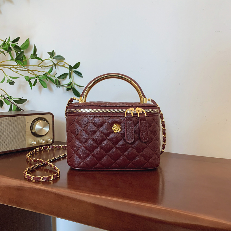 Carrying a fashionable bucket bag, a new diamond-shaped single-shoulder bag for women, and a versatile crossbody bag 2025s hot