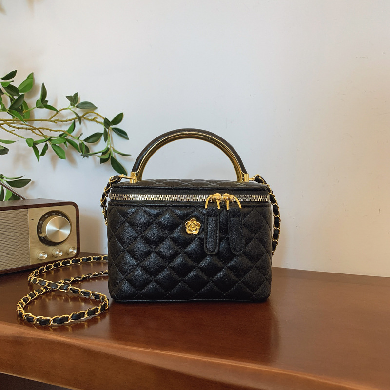 Carrying a fashionable bucket bag, a new diamond-shaped single-shoulder bag for women, and a versatile crossbody bag 2025s hot