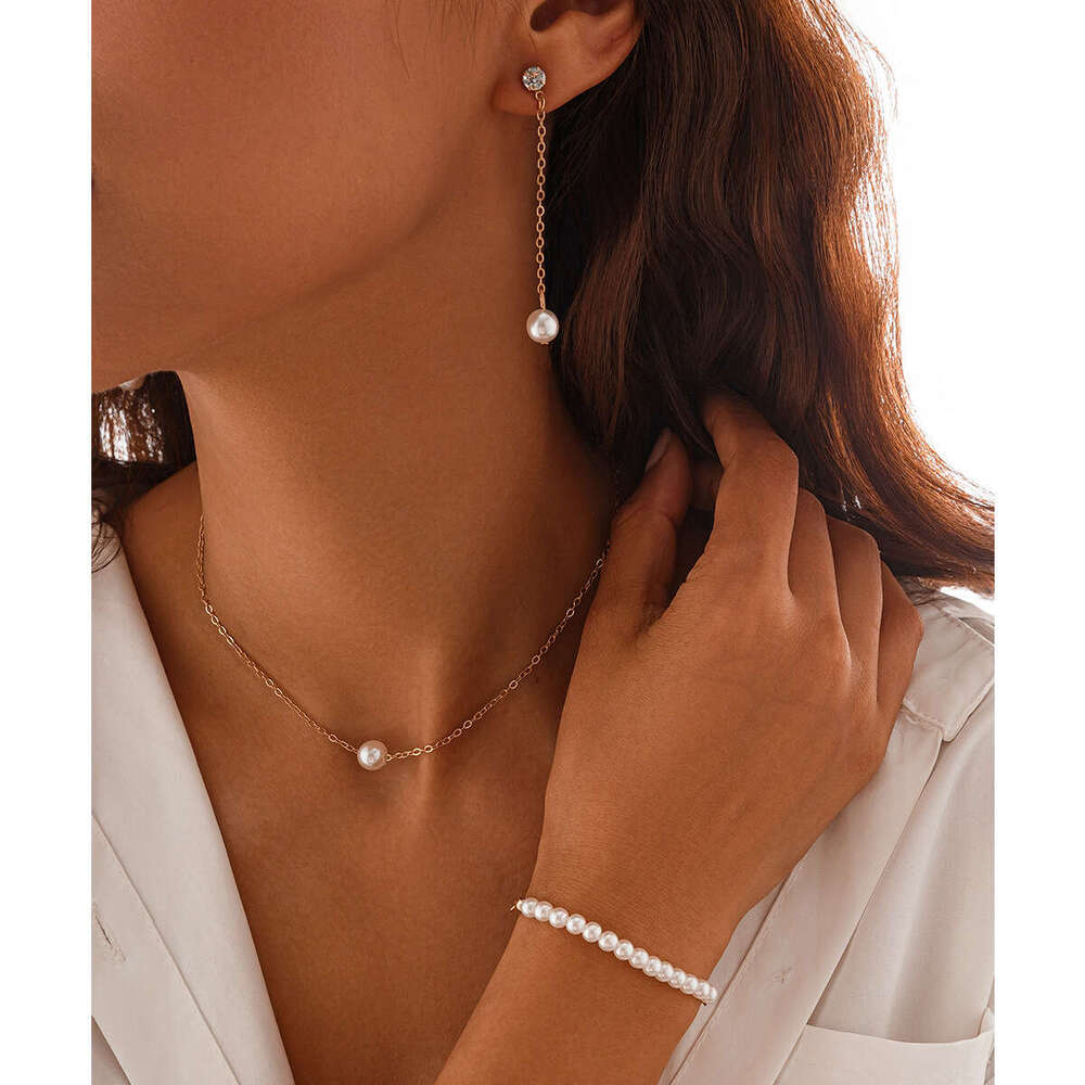 Jewelry French imitation pearl necklace, feminine and minimalist metal collarbone chain set