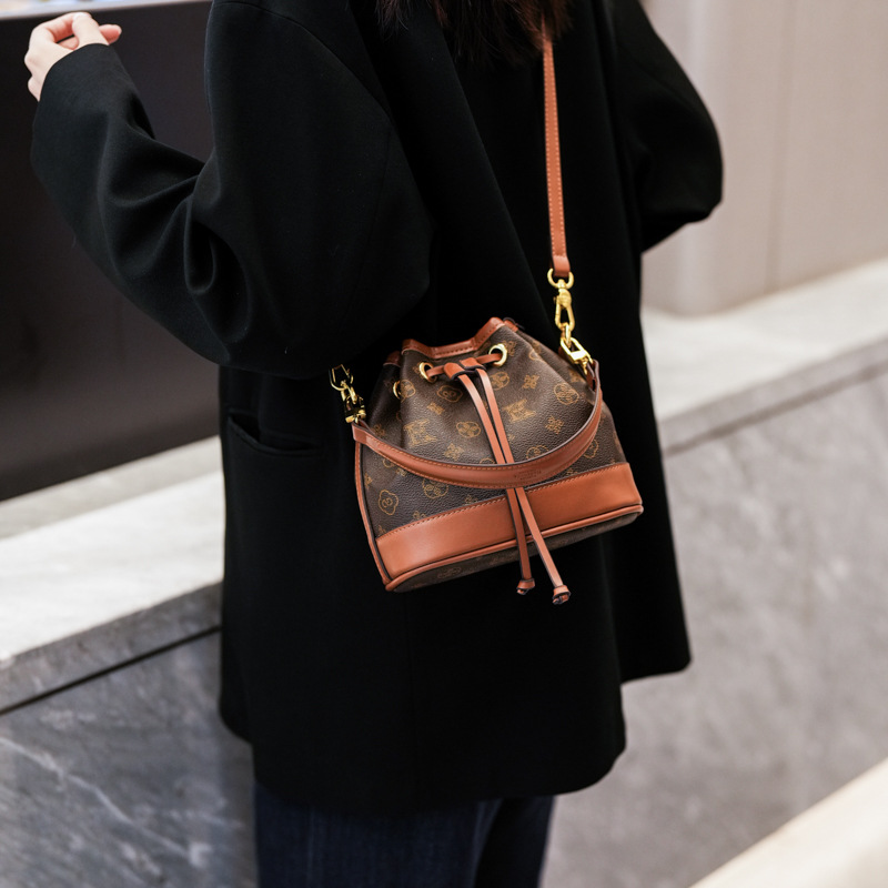 Luxury shoulder bag, fashionable and convenient crossbody bag, women's mini drawstring bucket bag, vintage classic handbag, stylish high-quality 