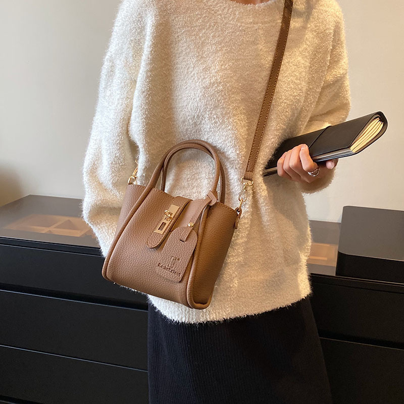 Free Shipping 2025 New Designer Bag Commuter Versatile Handbag For Women New Fashionable Bucket Premium Texture Crossbody Bag