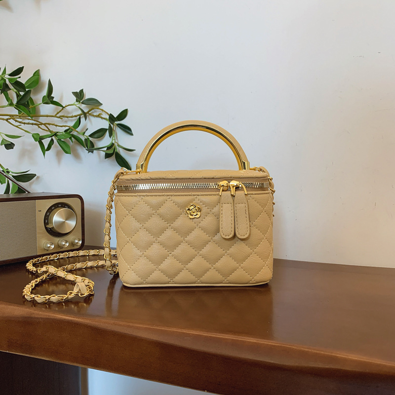 Carrying a fashionable bucket bag, a new diamond-shaped single-shoulder bag for women, and a versatile crossbody bag 2025s hot