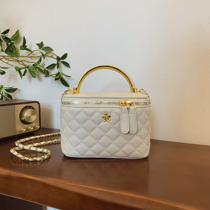 Carrying a fashionable bucket bag, a new diamond-shaped single-shoulder bag for women, and a versatile crossbody bag