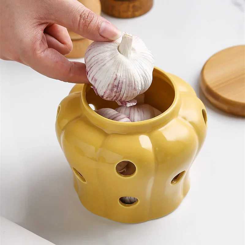 Hollow Openwork Ceramic Garlic Storage Jar with Lid Pumpkin shape Garlic Head Ginger Chili Pepper Storage Jars Candle Lampshade Y251126