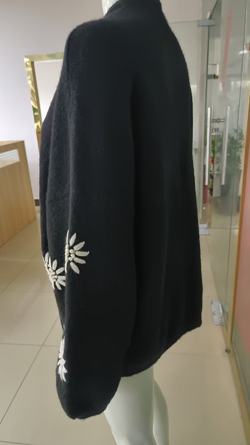 Stylish Knitted Ladies' Pullover with Intricate Stitching