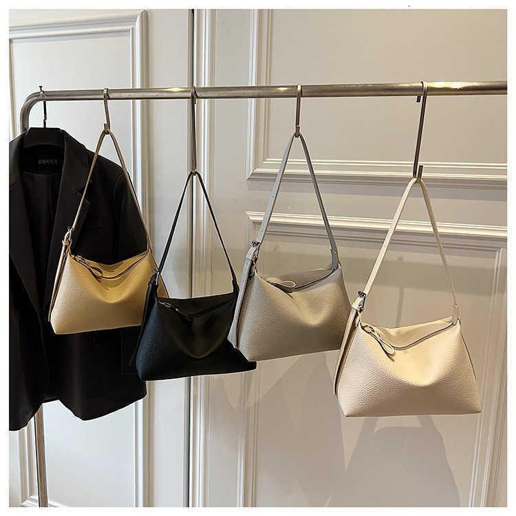 High-end style underarm bag for women, 2025 new model, fashionable and versatile, single shoulder bag, simple design, suitable for work and commuting.