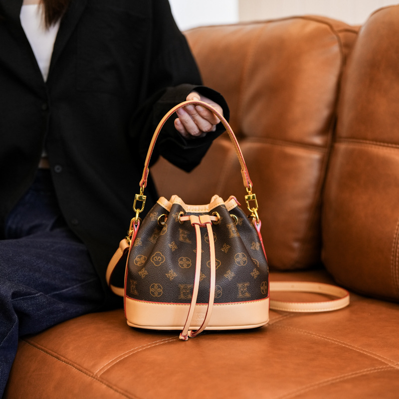 Luxury shoulder bag, fashionable and convenient crossbody bag, women's mini drawstring bucket bag, vintage classic handbag, stylish high-quality 