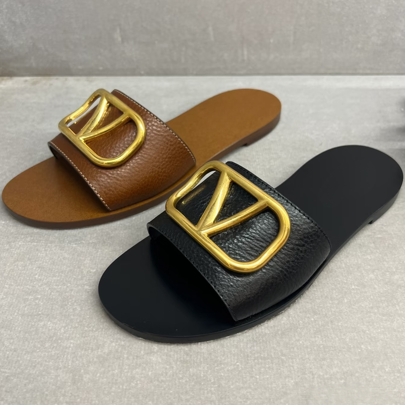 Designer Women Sandals Flat Leather Slipper Metal V-buckle Outdoor VT Flat Casual Beach Cool Drag Slippers Summer 35-42