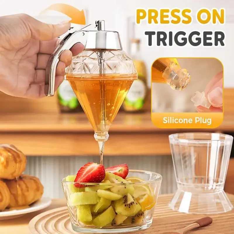 Upgrade Juice Syrup Cup Squeeze Bottle Storage Pot Stand Holder Bee Drip Dispenser Kettle Honey Jar Container Kitchen Accessorie Y251126