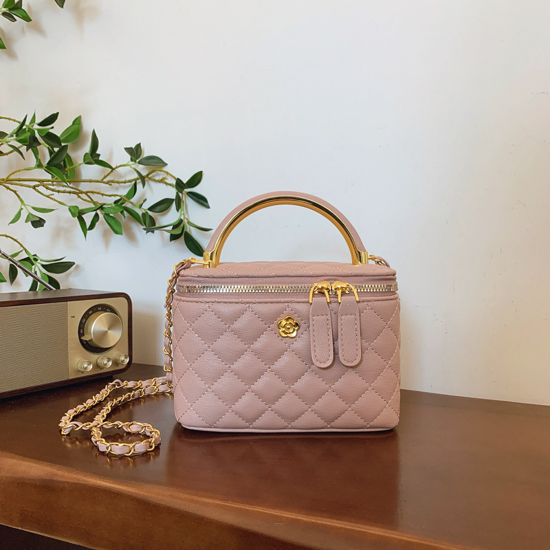 Carrying a fashionable bucket bag, a new diamond-shaped single-shoulder bag for women, and a versatile crossbody bag 2025s hot