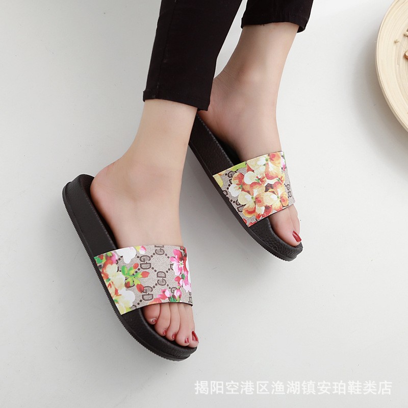 Free shipping designer Summer flat flip-flops, versatile, thick soft-soled, anti-slip, floral fabric and leather beach flip-flops for women