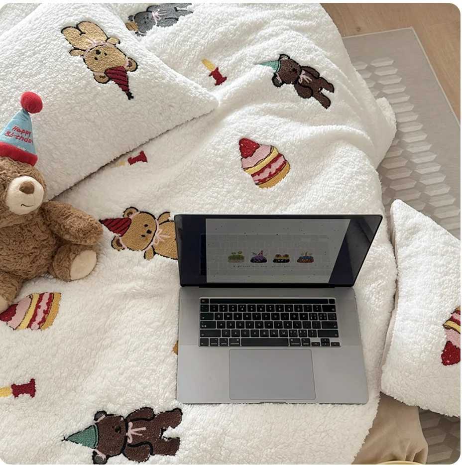 Christmas winter coral fleece thickened and warm bedding set 4pcs/set Childish and cute soft duvet cover and bed sheet students supplies Y251126