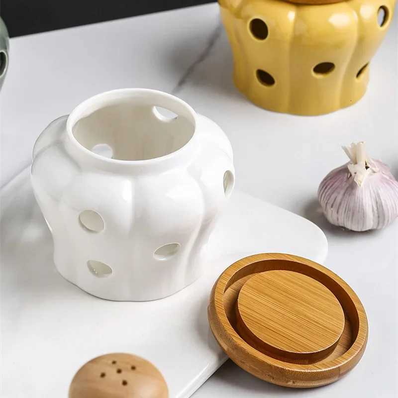Hollow Openwork Ceramic Garlic Storage Jar with Lid Pumpkin shape Garlic Head Ginger Chili Pepper Storage Jars Candle Lampshade Y251126
