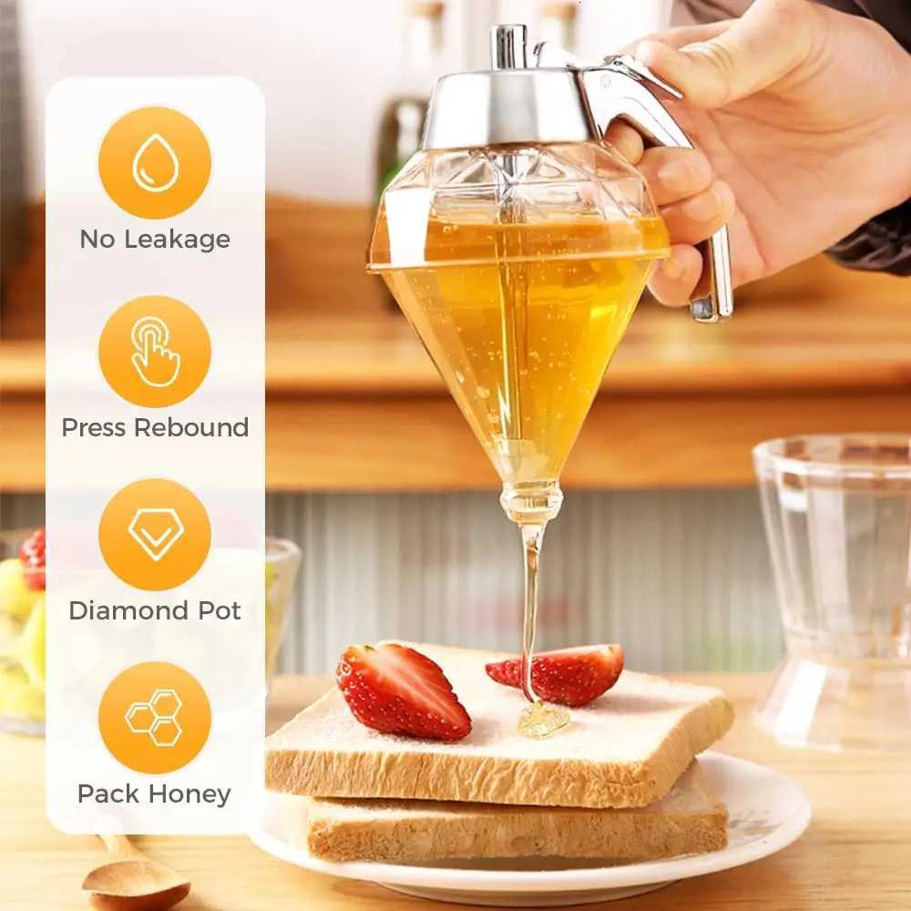 Upgrade Juice Syrup Cup Squeeze Bottle Storage Pot Stand Holder Bee Drip Dispenser Kettle Honey Jar Container Kitchen Accessorie Y251126