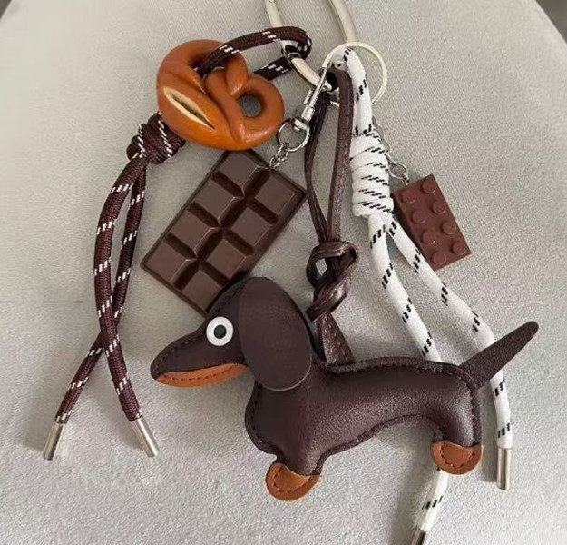 Designer Keychains Lanyards Mu Mu Dachshund Bag Charm Leather Pendant New Diy Bread Chocolate Toy Combination Cute Plush Doll Puppy Key Chain Girls Gifts AAA