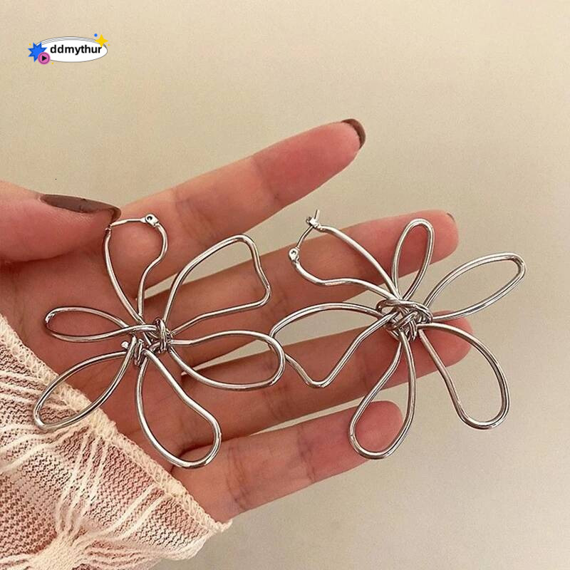 Vintage Metal Line Stud For Women Girl Minimalist Gold Color Hollow Big Flower Personality Earrings Jewelry Gift ddmythur