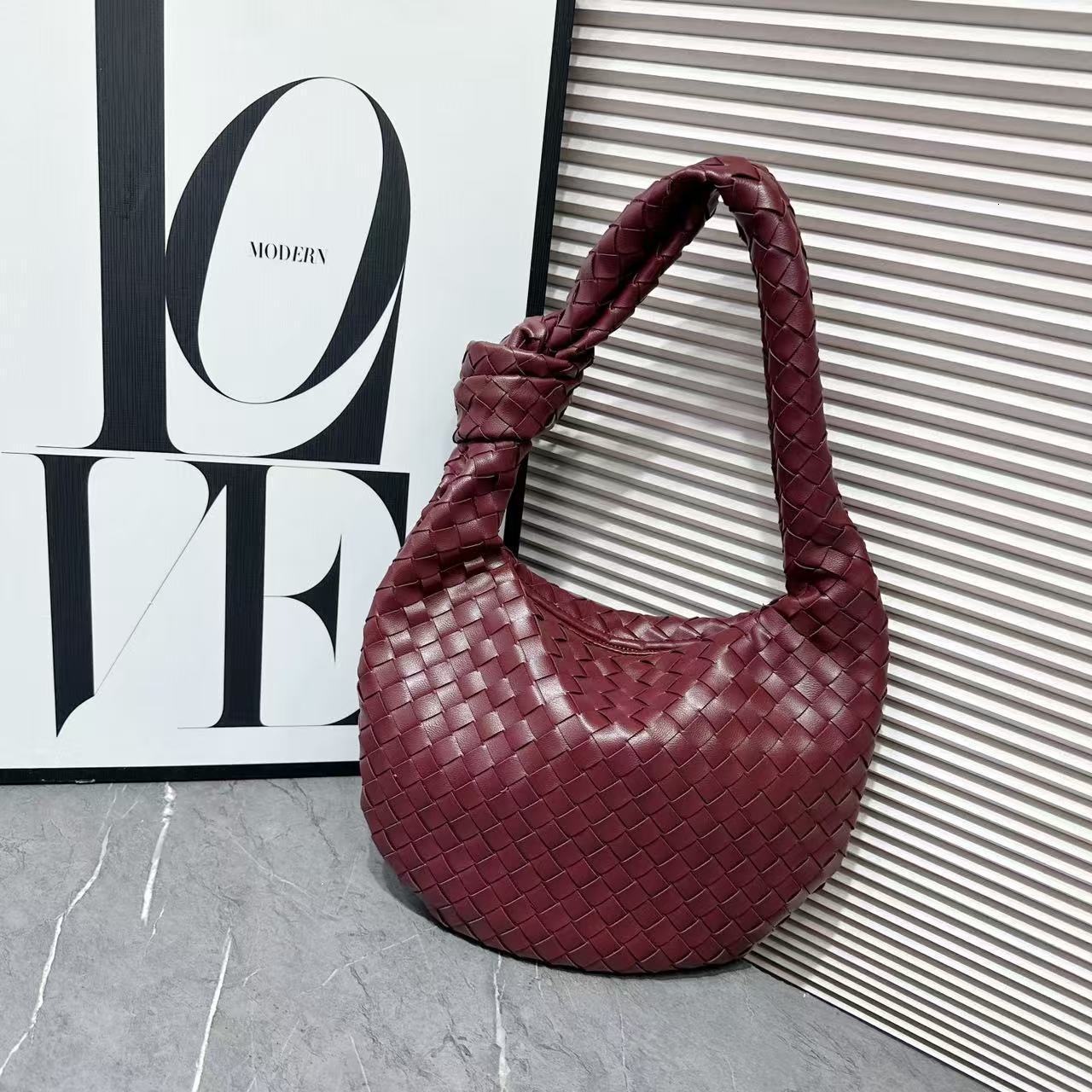 Luxury Designer Handbag Cross-border Hot Selling Hand Woven Corner Bag European And American Style Handbag Single Shoulder Armpit Casual Versatile