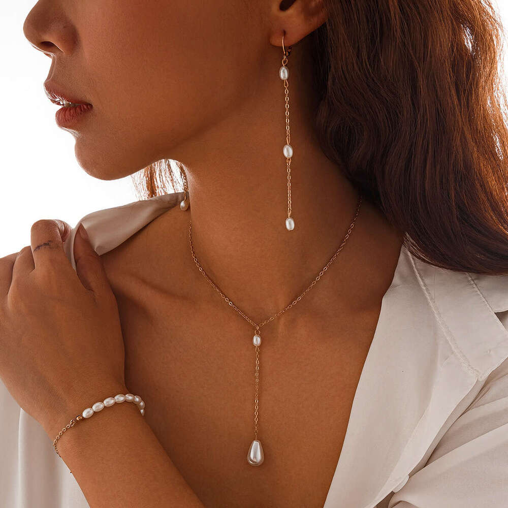 Jewelry French imitation pearl necklace, feminine and minimalist metal collarbone chain set